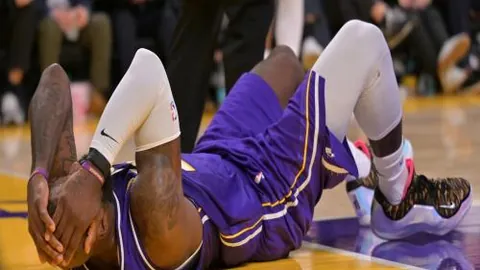 曼城客场逆转胜，斯通斯助力夺冠